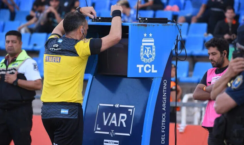 Conmebol ajustó la ubicación del monitor del VAR en sus competiciones oficiales